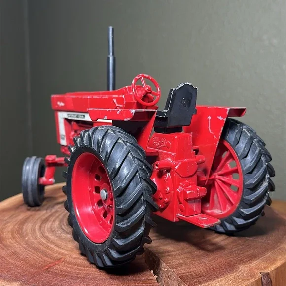 ERTL Vintage Farmall International Harvester 966 - 1/16 scale - Picture 10 of 17